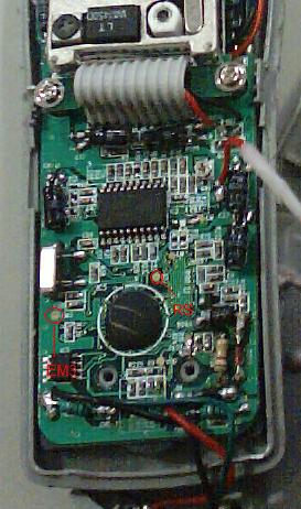 Interno (circuito stampato) del telefono Brondi Goal con indicazione delle piazzole da cortocircuitare